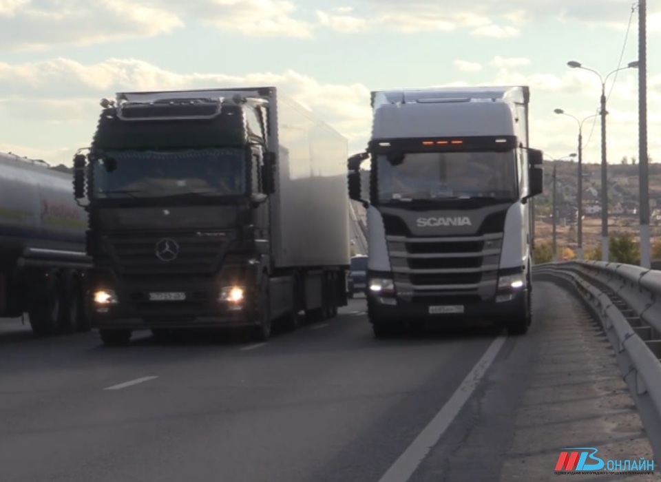 Волгоградские сотрудники ГИБДД останавливают фуры на дорогах региона