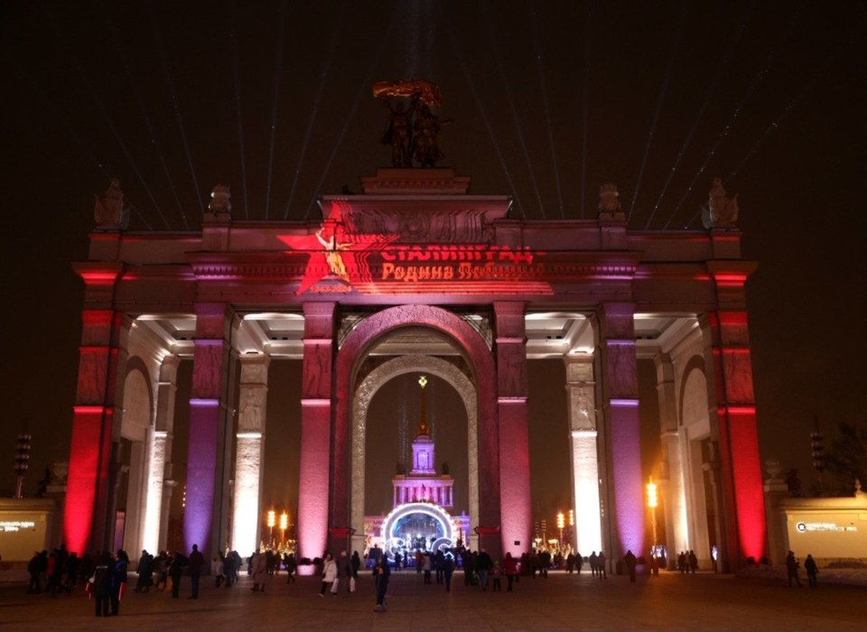 Волгоградский «Свет Великой Победы» показали на главной арке ВДНХ