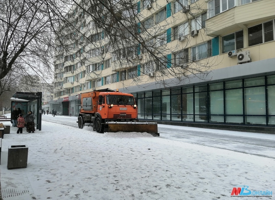 В Волгограде и области ликвидируют последствия снегопада