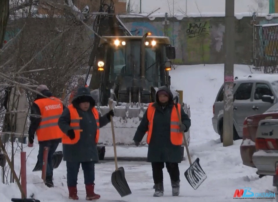 В Волгограде 1800 дворников убирают снег