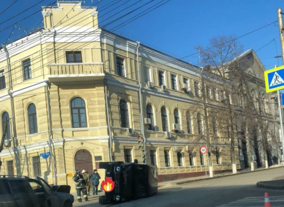 В Волгограде «Mercedes-Benz» перевернулся у здания обладминистрации