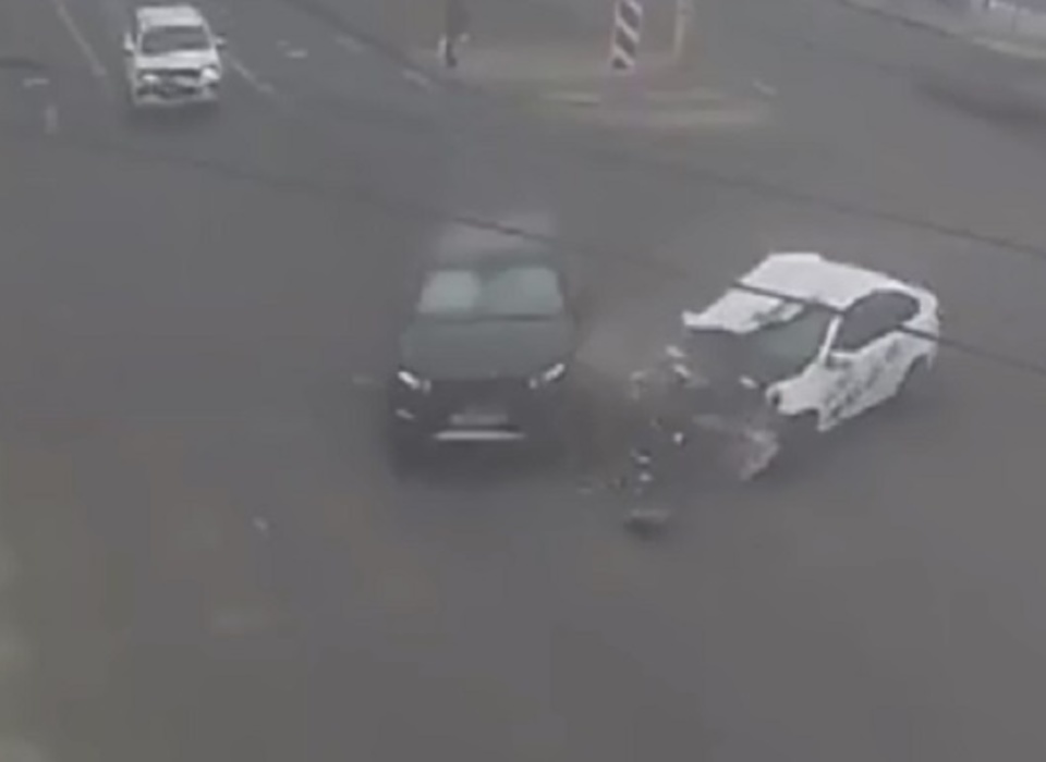 В Волгограде Range Rover и такси разбились на перекрестке