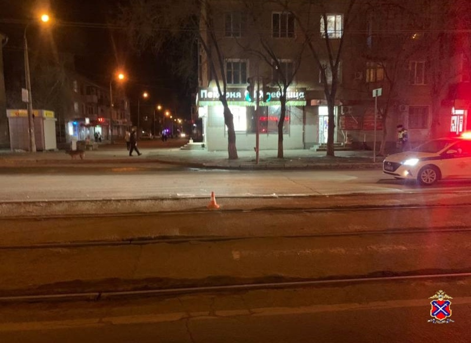 В Волгограде водитель проехал на «красный» и сбил двух пешеходов
