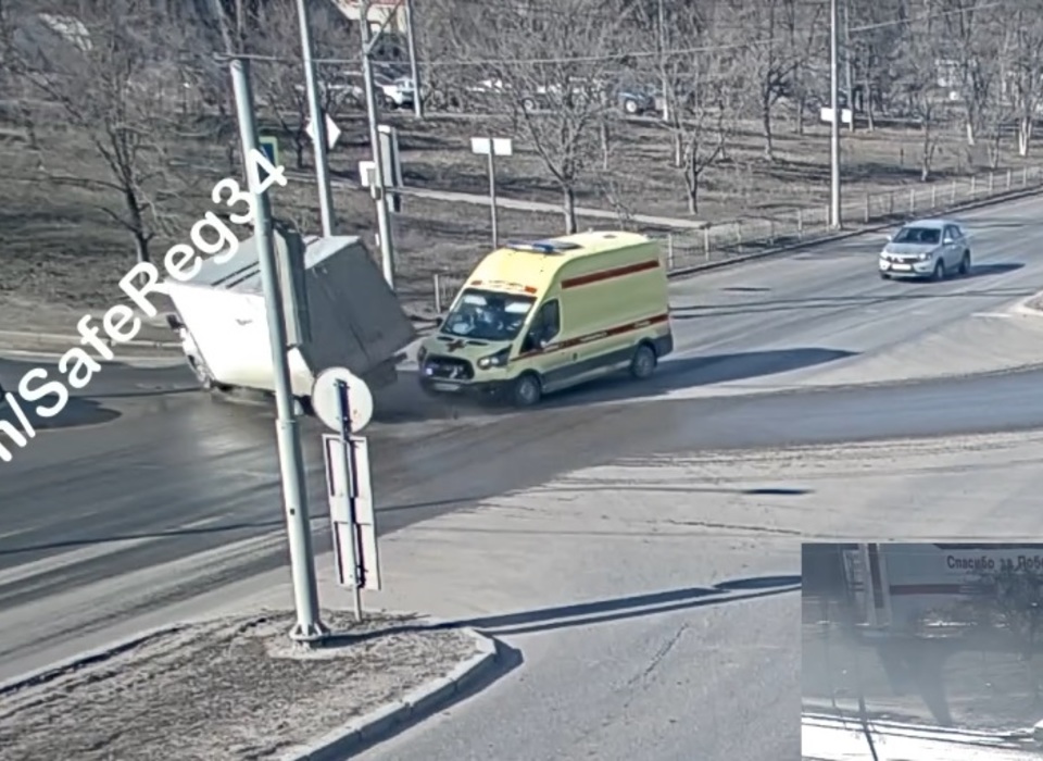 В Волгограде камера зафиксировала момент столкновения автомобиля с грузовиком