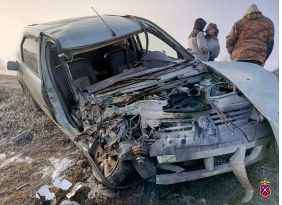 Автомобиль «Рено» по дороге на Луганск попал в ДТП под Волгоградом