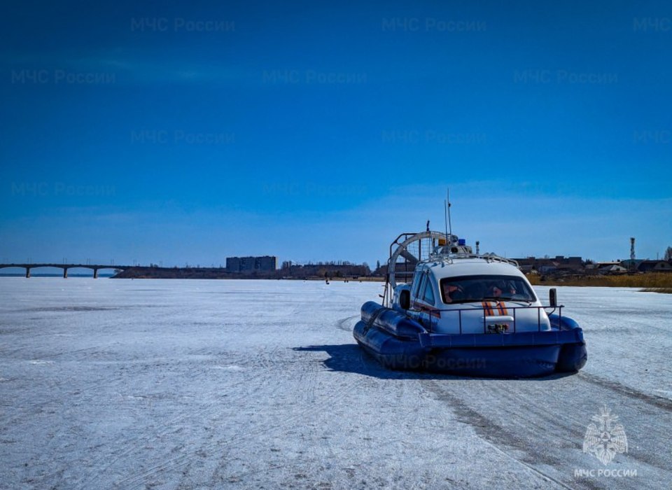 В Волгоградской области спасатели проверяют толщину льда и беседуют с жителями