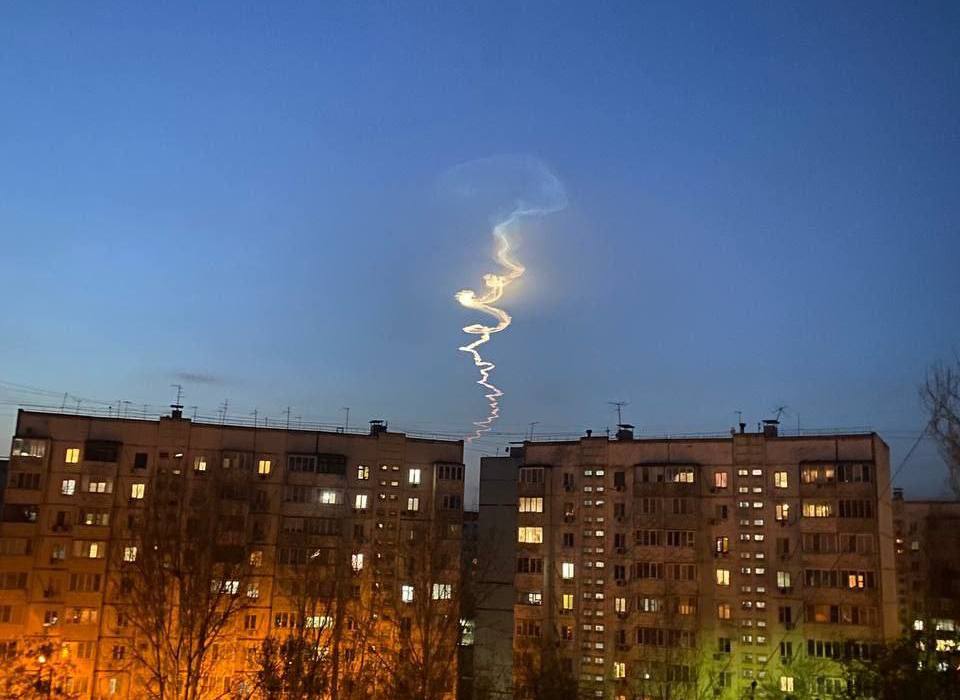 Волгоградцы испугались следа от баллистической ракеты в небе