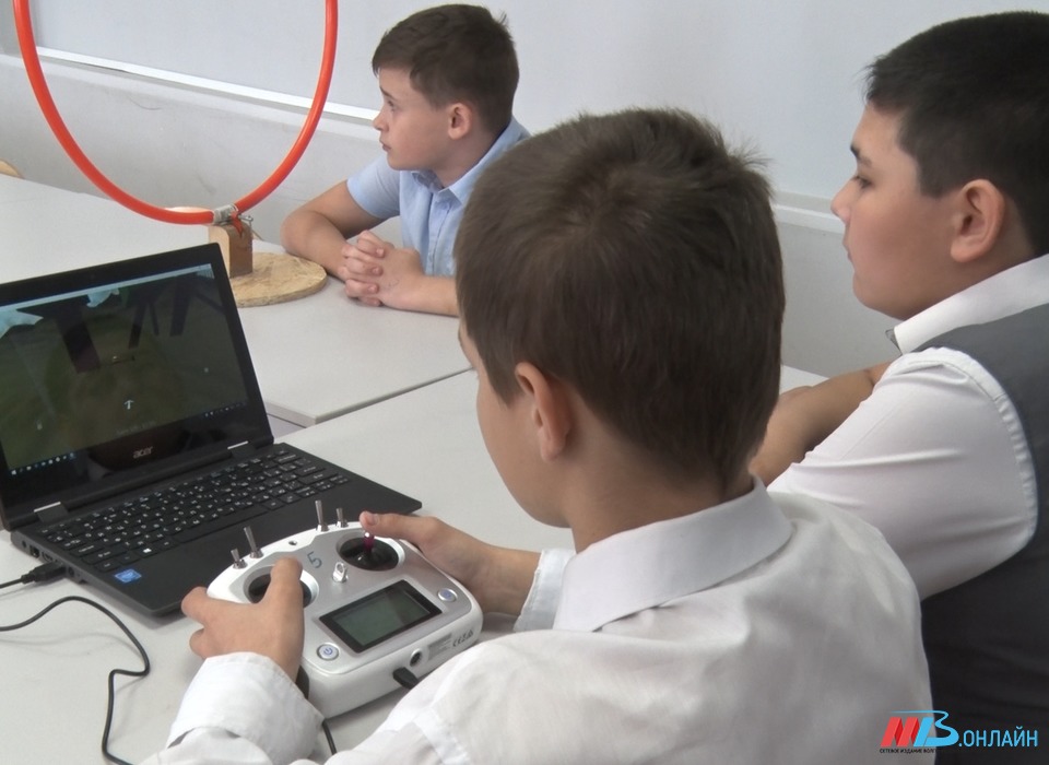 В 45 центрах более 1300 волгоградских школьников научатся управлять БПЛА
