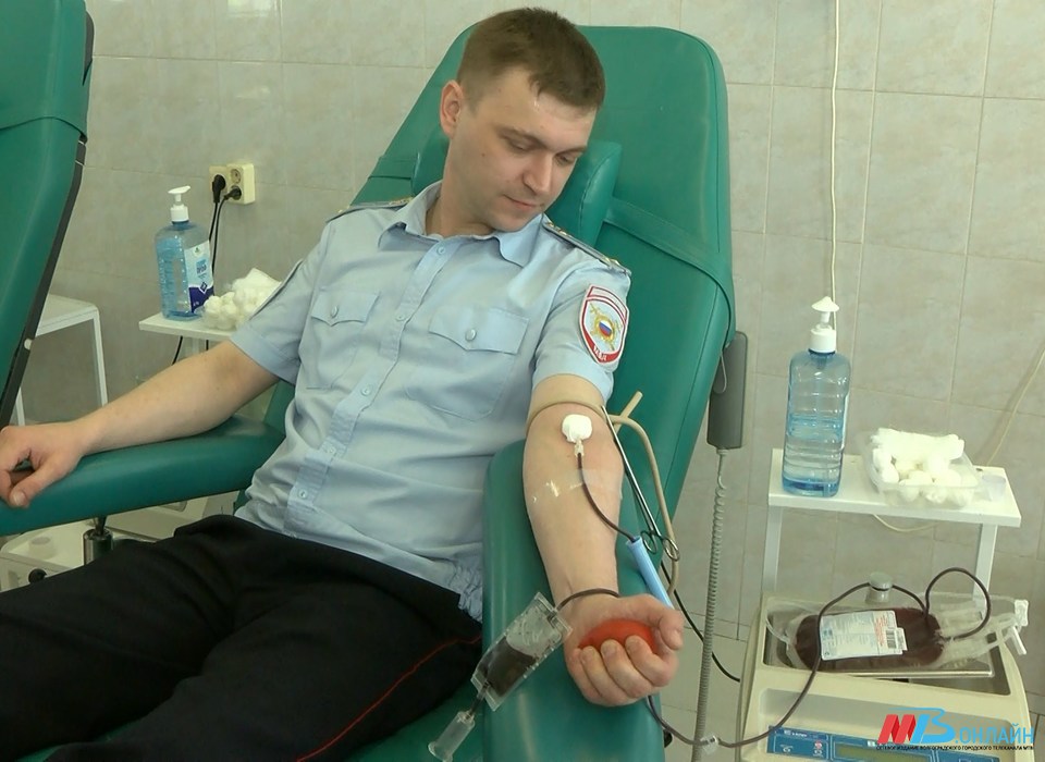 В Волгограде сотрудники полиции сдали кровь в преддверии национального дня донора