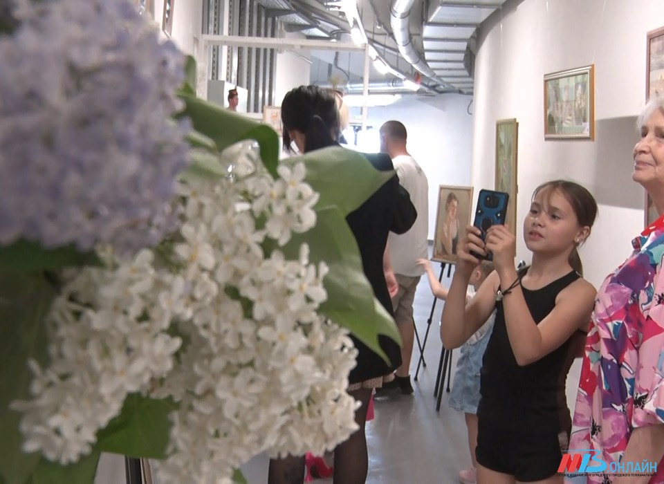 В Амфитеатре на Центральной Набережной Волгограда открылась выставка картин молодых художников