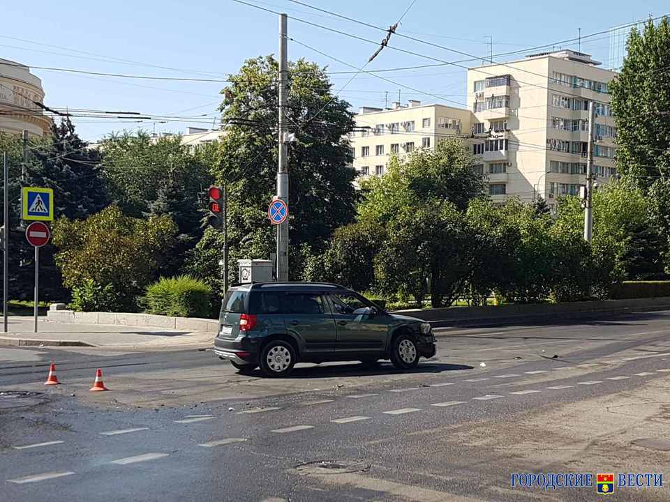 Пр видео. Авария в Центральном районе Волгоград ул. Ленина Волгоград. Обустройство перекрестка ул Ленина Волгоград. Волгоград перекресток ул.Комсомольская ул. мира фото.