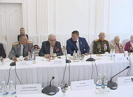 ПОКЛОНИМСЯ ВЕЛИКИМ ТЕМ ГОДАМ