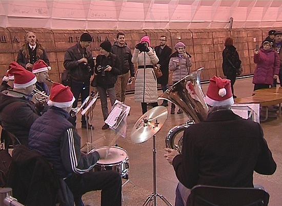 В Волгограде музыканты духового оркестра дали концерт под землей