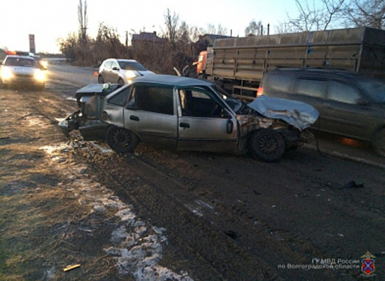 На юге Волгограда «Дэу Нексия» врезалась в КамАЗ: двое в больнице