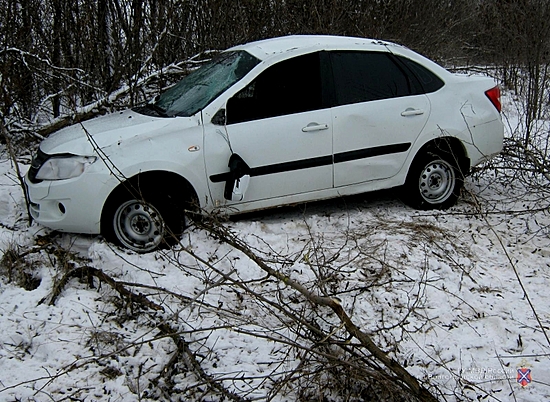 В Волгоградской области водитель опрокинул машину в кювет