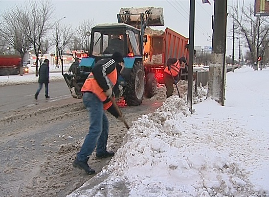 В Волгограде дорожно-коммунальные службы ежедневно очищают и обрабатывают проезжую часть магистралей и улиц