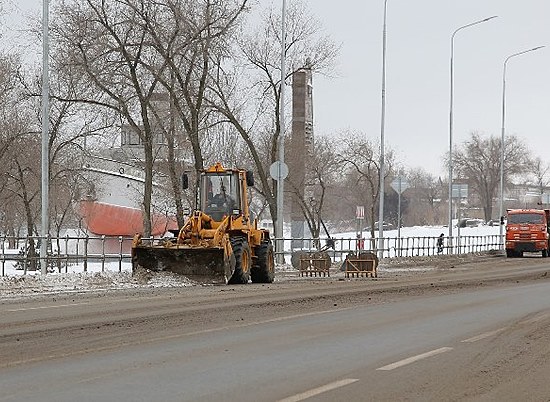 Свыше 70 единиц коммунально-дорожной техники убирают дороги Волгограда