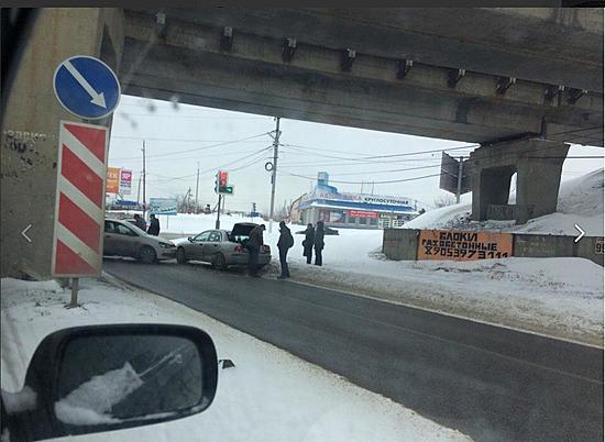 В Волгограде под ж/д мостом на Мамаевом кургане столкнулись две легковушки