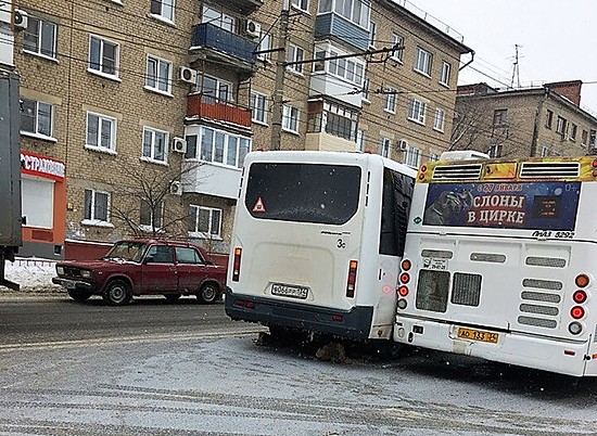 В Волгограде маршрутка опять спровоцировала аварию