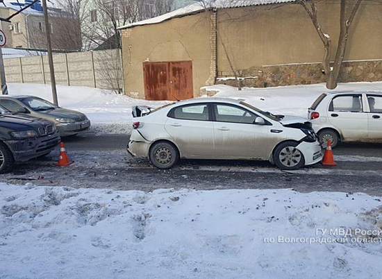 В Волгограде автоледи на люксовом внедорожнике не справилась с управлением