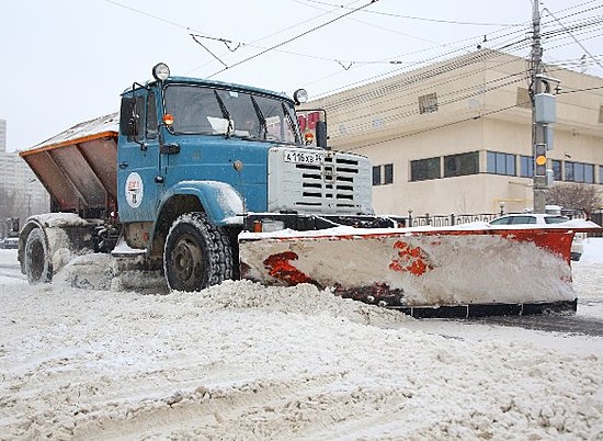 Спецтехника убирает снег на улицах и во дворах Волгограда