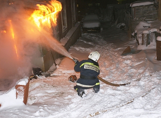 Под Волгоградом из-за неосторожного обращения с огнем загорелся дом