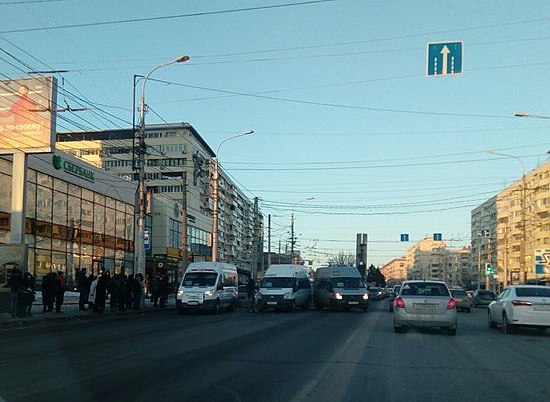 Две маршрутки не поделили Астраханский мост в Волгограде