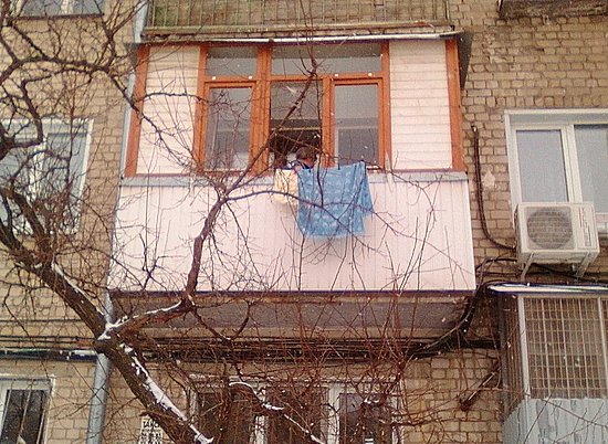 Волгоградские спасатели деблокировали закрытую внуком на балконе старушку