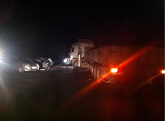 На трассе Волгоград - Саратов перед постом ДПС ночью столкнулись легковушка и МАЗ