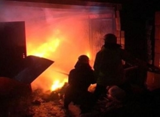 Под Волгоградом сгорели баня и летняя кухня