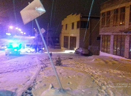 В Волгограде пьяный водитель протаранил кирпичную стену и забор у чужого дома