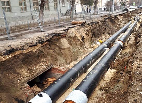 На улице Советской Волгограда коммунальщики укладывают новые трубы