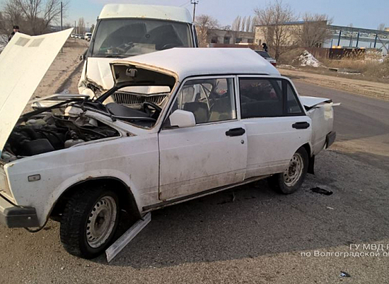 В автоаварии в Волгограде один человек погиб и двое пострадали