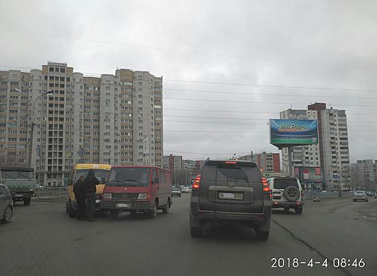 ДТП с участием маршрутки парализовало Вторую продольную в Волгограде в час пик