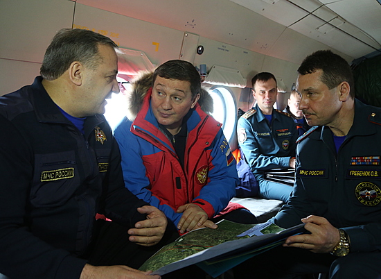 Губернатор Волгоградской области и глава МЧС России совершили облет подтопленных территорий региона на вертолете