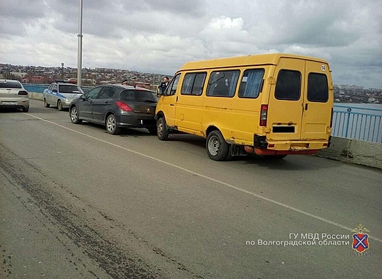 Под Волгоградом пассажир маршрутки попал в больницу после автоаварии