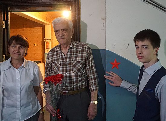 В Волжском около квартир ветеранов Великой Отечественной войны появились красные звезды