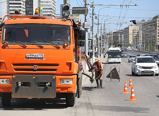 В Волгограде на улице Рабоче-Крестьянской проводятся работы в рамках гарантийного обслуживания