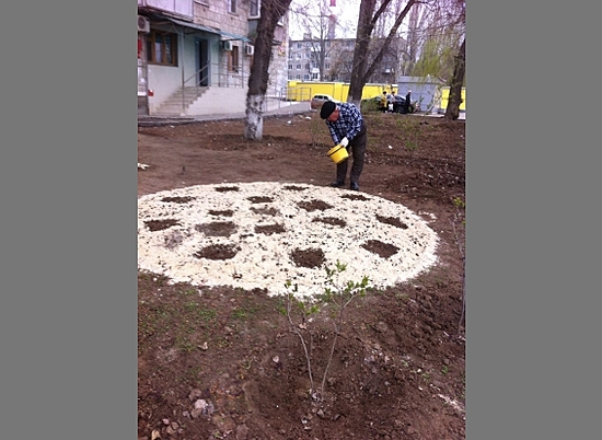 Креативный ветеран из Волгограда сделал клумбу в виде футбольного мяча