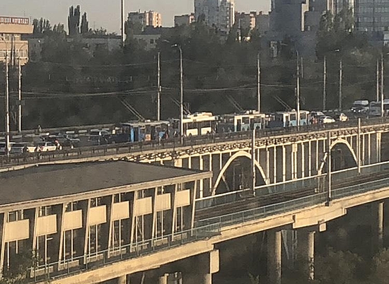 В Волгограде двойное ДТП привело к пробке на Астраханском мосту
