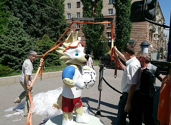 В Волгограде установили три статуи волка Забиваки