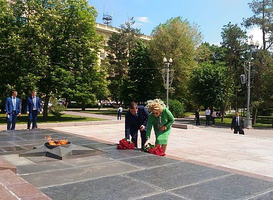 Валентина Матвиенко и Андрей Бочаров возложили цветы к Вечному огню на Аллее Героев