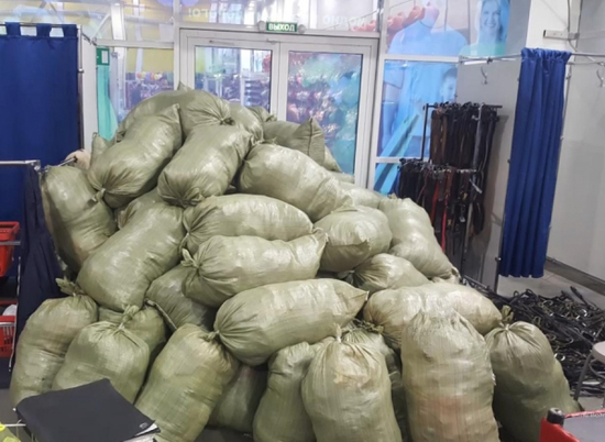 В магазине под Волгоградом полицейские нашли мешки с незаконной одеждой