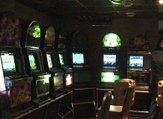 В Волгограде оперативники закрыли подпольное казино и изъяли 23 игровых аппарата