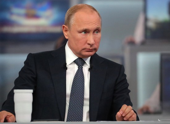 Владимир Путин назвал происходящее с ценами на бензин "недопустимым и неправильным"