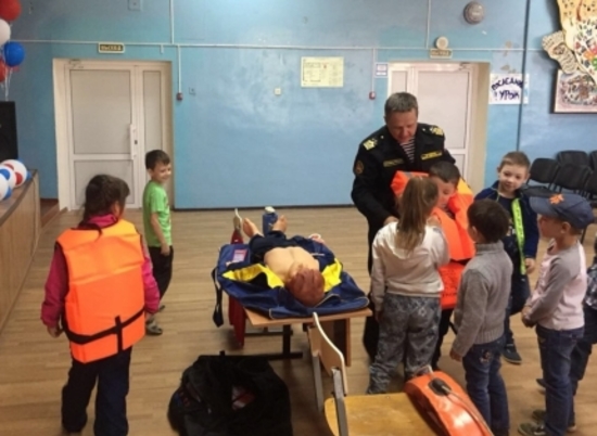 Спасатели научили школьников оказывать первую помощь пострадавшим