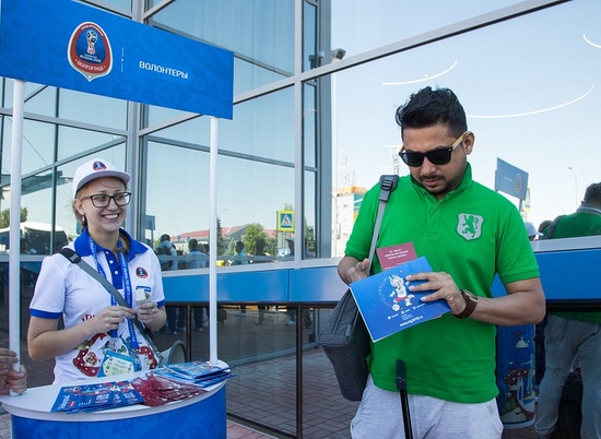 Всех прибывающих в аэропорт Волгограда встречают ультрапозитивные волонтеры