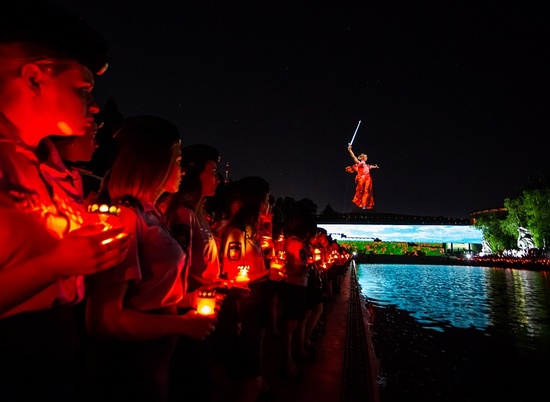На главной высоте России более трех тысяч волгоградцев и гостей города зажгли свечи