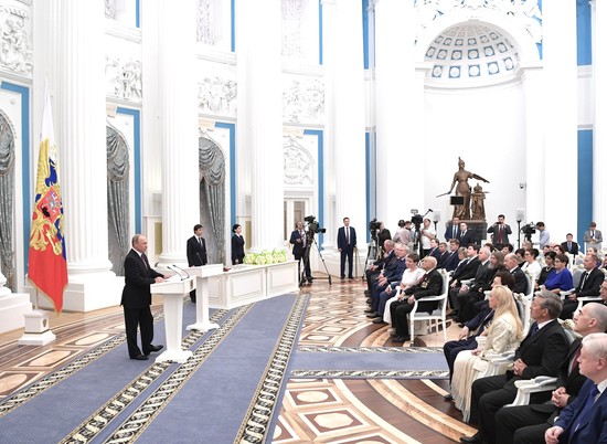 Президент России в Кремле вручил награду жительнице Волгограда