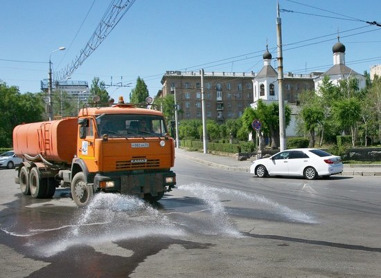 Дороги Волгограда "освежают" в режиме нон-стоп